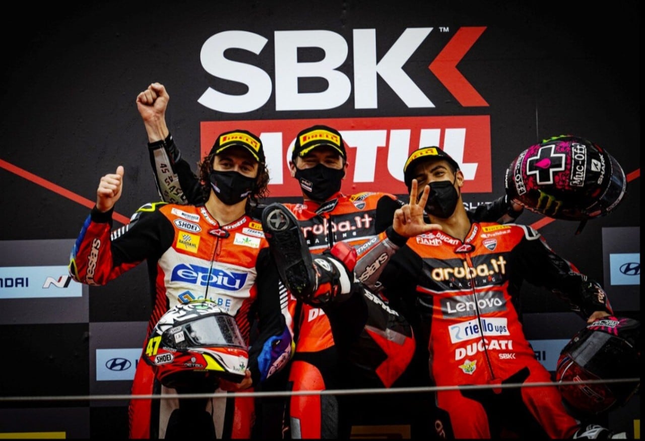 <div class='descrGalleryTitle'>SBK Barcellona: è (grande) festa Ducati! il Mondiale è apertissimo!</div><div class='descrGalleryText'><p>E’ successo di tutto nel <a href="https://www.dueruote.it/sport/sbk/2021/09/20/sbk-barcellona-festa-ducati-.html">Round di Catalogna</a> del Mondiale SBK 2021, con tre diversi costruttori che hanno conquistato la vittoria nelle tre gare della SBK, che vede per l’ennesima volta uno cambio nella Classifica di Campionato: Razgatlioglu torna in vetta con 399 punti, ad un solo punto di vantaggio da Rea...<br>
</p>
</div>